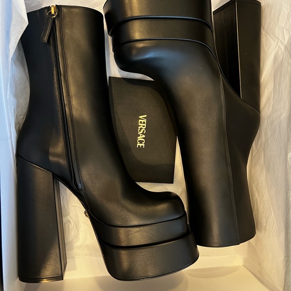 BNIB VESACE  Sleek Black Platform Boots Size 37 US 7 - Picture 3 of 12
